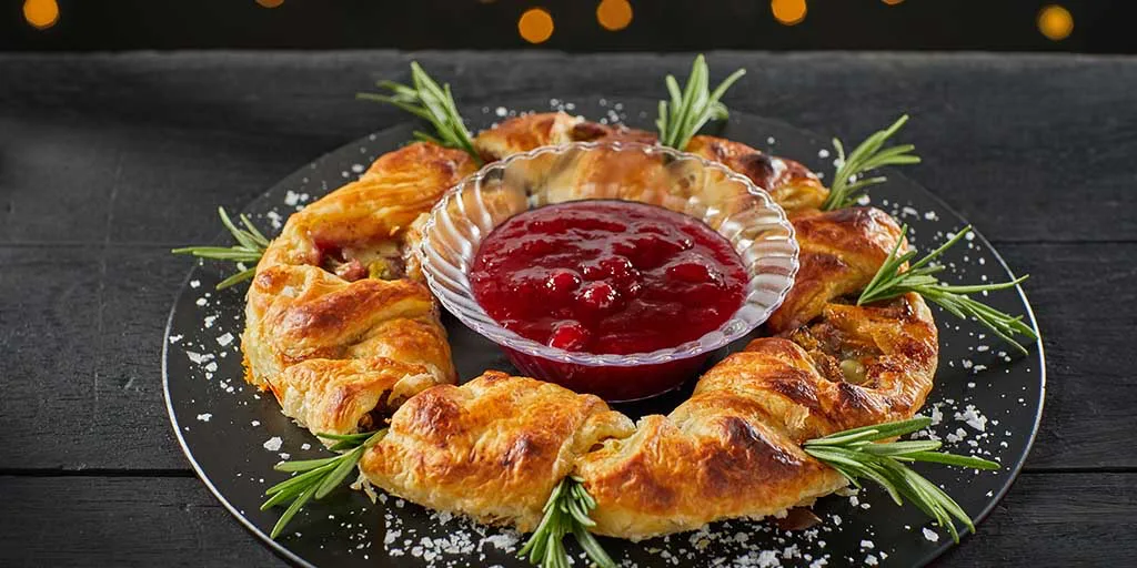 Puff pastry wreath with brie and Cranberry sauce - The Wholesale Group - Chefs' Insider